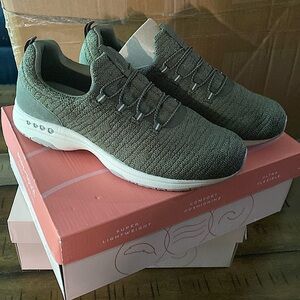 NIB East Spirit comfort walking shoes size 9.5 women’s no laces